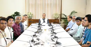 প্রধান উপদেষ্টার সঙ্গে আন্তর্জাতিক গণিত ও জীববিজ্ঞান অলিম্পিয়াডে পদকজয়ী ৬ শিক্ষার্থীর সাক্ষাৎ